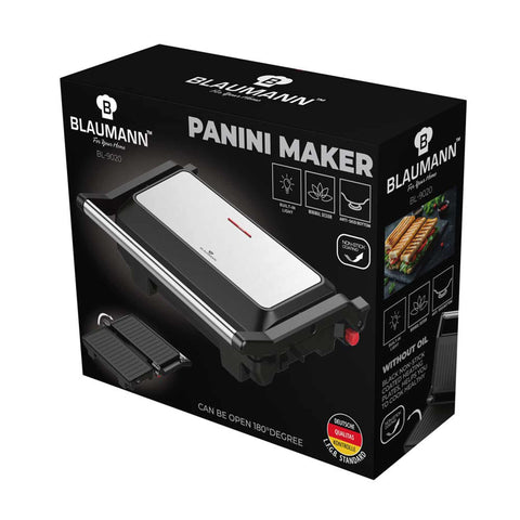 Imatge del producte de la barbacoa elèctrica. Part de la col·lecció Blaumann/Black Silver. Característiques: • Potència: 1000 W • Voltatge: 220-240 V, 50/60 Hz • Mida de la placa: 23*14,5 cm • Revestiment ANTIADHERENT a la placa • Indicador lluminós de preparació • Longitud del cable d'alimentació:... (Vista d'estudi). Producte oficial de Berlinger, impulsat per Promintra sl.