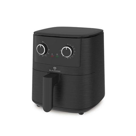 Imatge del producte de la fregidora d'aire de 5L. Part de la col·lecció Blaumann/Black Silver. Característiques: • Potència: 220-240V, 50/60Hz, 1180-1400W • Control de temperatura: 80-200℃ • MIDA XL: 5L • Safata i cistella antiadherents - aptes per a rentaplats • Color: negre-s... (Vista d'estudi). Producte oficial de Berlinger, impulsat per Promintra sl.