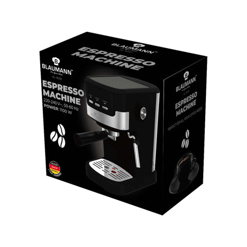 Imatge de producte de la màquina de cafè Espresso. Part de la col·lecció Blaumann/Black Silver. Característiques: • Material: acer inoxidable • Potència: 1100 W • Voltatge: 220-240V 50-60 Hz • Dipòsit d'aigua desmuntable d'1,25 L • Cullera de plàstic 2 en 1 amb tancador • Color: .... (Vista d'estudi). Producte oficial de Berlinger, impulsat per Promintra sl.