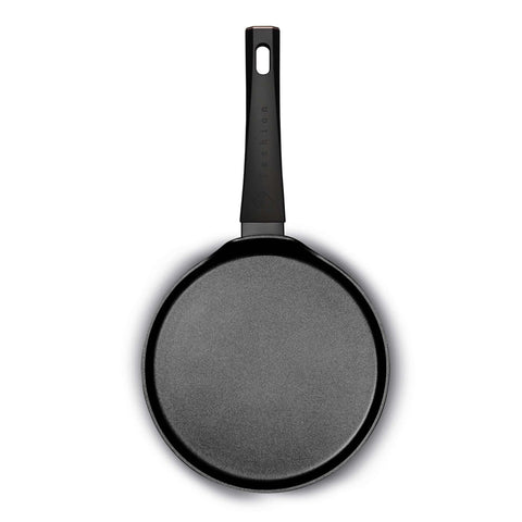 Imatge del producte de la safata per a creps de 25 cm. Part de la sèrie MATTE BLACK-ROSE GOLD. Característiques: • Material: alumini forjat amb recobriment antiadherent TitanPro • Safata per a creps de Ø25*1,5 cm • Color: negre mat-rose or. (Vista d'estudi). Producte oficial de Berlinger, impulsat per Promintra sl.
