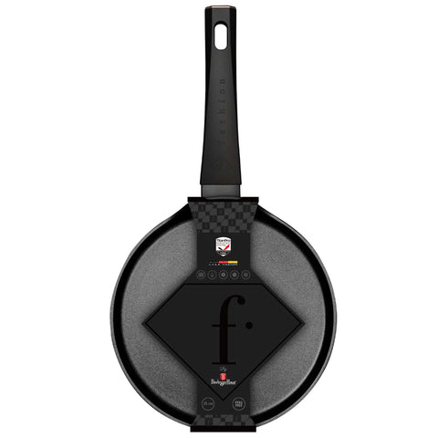 Imatge del producte de la safata per a creps de 25 cm. Part de la sèrie MATTE BLACK-ROSE GOLD. Característiques: • Material: alumini forjat amb recobriment antiadherent TitanPro • Safata per a creps de Ø25*1,5 cm • Color: negre mat-rose or. (Vista d'estudi). Producte oficial de Berlinger, impulsat per Promintra sl.