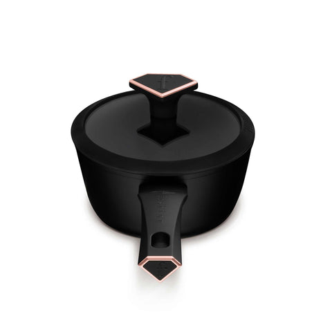 Imagem do produto: Panela com tampa de 16 cm. Parte da linha PRETO FOSCO - OURO ROSA. Características: • Material: alumínio forjado com revestimento antiaderente TitanPro • Panela Ø16*7 cm 1,2 L • Cor: preto fosco - ouro rosa. (Imagem ilustrativa). Produto oficial Berlinger Haus, com o apoio da Promintra sl.