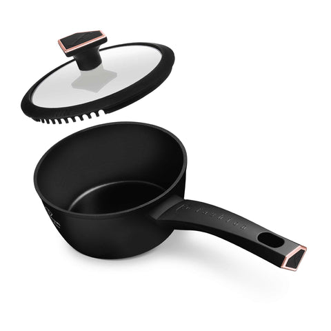 Imagem do produto: Panela com tampa de 16 cm. Parte da linha PRETO FOSCO - OURO ROSA. Características: • Material: alumínio forjado com revestimento antiaderente TitanPro • Panela Ø16*7 cm 1,2 L • Cor: preto fosco - ouro rosa. (Imagem ilustrativa). Produto oficial Berlinger Haus, com o apoio da Promintra sl.