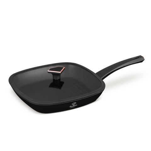 Imatge del producte de la paella amb tapa de 28 cm. Part de la sèrie MATTE BLACK-ROSE GOLD. Característiques: • Material: alumini forjat amb recobriment antiadherent TitanPro • Paella amb tapa Ø28*4,1 cm 2,1L • Color: negre mat-rose GOLD. (Vista d'estudi). Producte oficial de Berlinger, impulsat per Promintra sl.