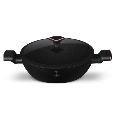 Product image of Shallow pot with lid 28cm. Part of the MATTE BLACK- ROSE GOLD . Features: • Material: forged aluminum with non-stick titanPro coating • Shallow pot with lid Ø28*7,5 cm 3,8L • Color: matt black- rose gold. (Studio view). Official Berlinger Haus product, boosted by Promintra sl.