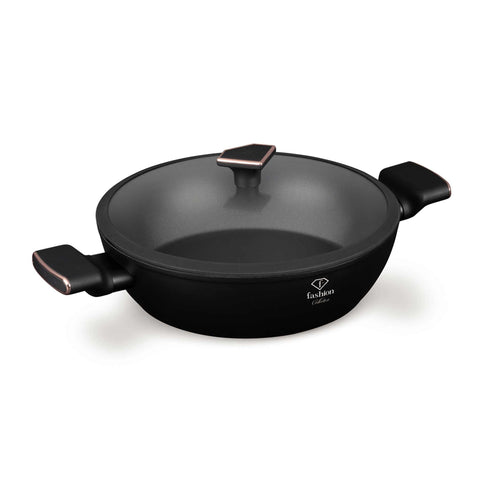 Imagem do produto: Panela rasa com tampa de 28 cm. Parte da linha PRETO FOSCO - OURO ROSA. Características: • Material: alumínio forjado com revestimento antiaderente TitanPro • Panela rasa com tampa Ø28*7,5 cm 3,8 L • Cor: preto fosco - ouro rosa. (Imagem ilustrativa). Produto oficial Berlinger Haus, com o apoio da Promintra sl.
