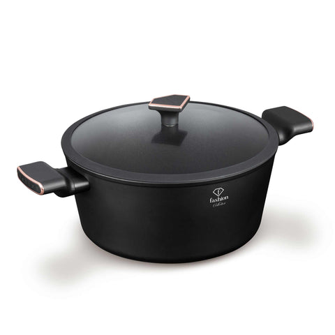 Imatge del producte de cassola amb tapa de 28 cm. Part de la sèrie MATTE BLACK-ROSE GOLD. Característiques: • Material: alumini forjat amb recobriment antiadherent TitanPro • Cassola amb tapa de Ø28*12,4 cm 6,1L • Color: negre mat-rose GOLD. (Vista d'estudi). Producte oficial de Berlinger, impulsat per Promintra sl.