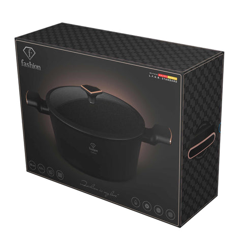 Imatge del producte de cassola amb tapa de 28 cm. Part de la sèrie MATTE BLACK-ROSE GOLD. Característiques: • Material: alumini forjat amb recobriment antiadherent TitanPro • Cassola amb tapa de Ø28*12,4 cm 6,1L • Color: negre mat-rose GOLD. (Vista d'estudi). Producte oficial de Berlinger, impulsat per Promintra sl.