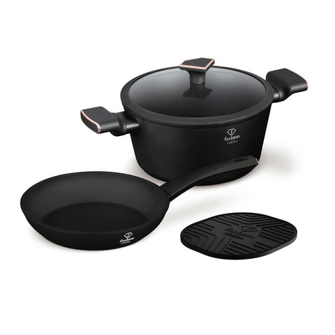 Product image of 4pcs cookware set. Part of the MATTE BLACK- ROSE GOLD . Features: • Material: forged aluminum with non-stick titanPro coating • Include: • Frypan Ø24*4,8 cm 1,7L • Casserole with lid Ø24*11,8 cm 4,1L • 1 pcs black.... (Studio view). Official Berlinger Haus product, boosted by Promintra sl.