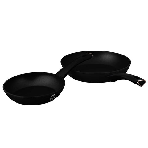 Product image of 3pcs frypan set. Part of the MATTE BLACK- ROSE GOLD . Features: • Material: forged aluminum with non-stick titanPro coating • Include: • Frypan Ø22*4,5 cm 1,3L • Frypan Ø26*4,8 cm 2,0L • 1 pcs black silicone MAT.... (Studio view). Official Berlinger Haus product, boosted by Promintra sl.