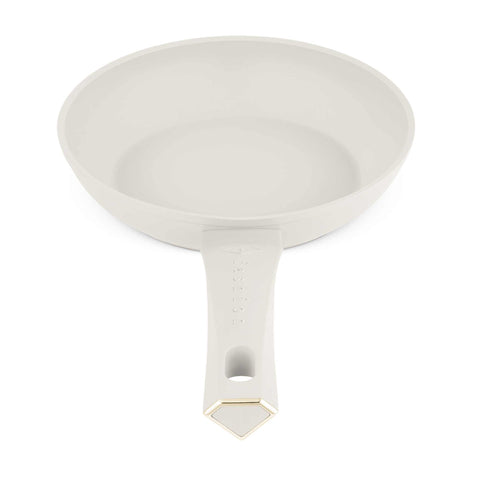 Imatge del producte de la paella de 20 cm. Part de la sèrie MATTE CREAM-GOLD. Característiques: • Material: alumini forjat amb recobriment antiadherent TitanPro • Paella de Ø20*4,5 cm 1,0 L • Color: mat crema-daurat. (Vista d'estudi). Producte oficial de Berlinger, impulsat per Promintra sl.