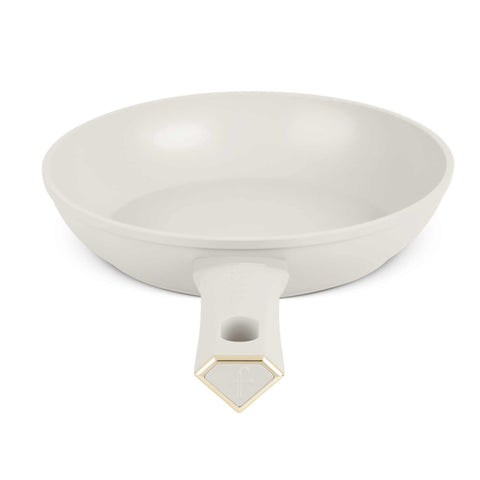 Imatge del producte de la paella de 20 cm. Part de la sèrie MATTE CREAM-GOLD. Característiques: • Material: alumini forjat amb recobriment antiadherent TitanPro • Paella de Ø20*4,5 cm 1,0 L • Color: mat crema-daurat. (Vista d'estudi). Producte oficial de Berlinger, impulsat per Promintra sl.