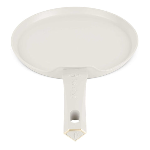 Imatge del producte de la safata per a creps de 25 cm. Part de la sèrie MATTE CREAM-GOLD. Característiques: • Material: alumini forjat amb recobriment antiadherent TitanPro • Safata per a creps de Ø25*1,5 cm • Color: mat crema-daurat. (Vista d'estudi). Producte oficial de Berlinger, impulsat per Promintra sl.