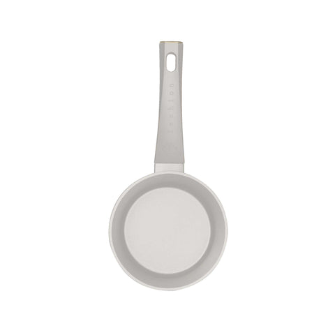 Imatge del producte de Salze pa 16cm. Part de la sèrie MATTE CREAM-GOLD. Característiques: • Material: alumini forjat amb recobriment antiadherent TitanPro • Salze pa Ø16*7 cm 1,2L • Color: crema-daurat mat. (Vista d'estudi). Producte oficial de Berlinger, impulsat per Promintra sl.