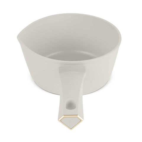Imatge del producte de Salze pa 16cm. Part de la sèrie MATTE CREAM-GOLD. Característiques: • Material: alumini forjat amb recobriment antiadherent TitanPro • Salze pa Ø16*7 cm 1,2L • Color: crema-daurat mat. (Vista d'estudi). Producte oficial de Berlinger, impulsat per Promintra sl.