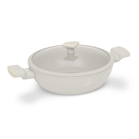 Imatge del producte de l'olla baixa amb tapa de 28 cm. Part de la sèrie MATTE CREAM-GOLD. Característiques: • Material: alumini forjat amb recobriment antiadherent TitanPro • Olla baixa amb tapa de Ø28*7,5 cm 3,8 L • Color: mat crema-daurat. (Vista d'estudi). Producte oficial de Berlinger, impulsat per Promintra sl.