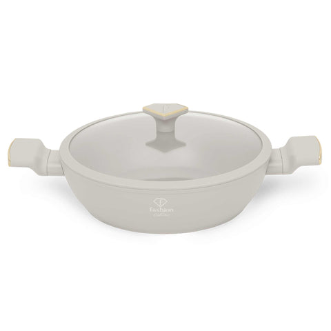 Imatge del producte de l'olla baixa amb tapa de 28 cm. Part de la sèrie MATTE CREAM-GOLD. Característiques: • Material: alumini forjat amb recobriment antiadherent TitanPro • Olla baixa amb tapa de Ø28*7,5 cm 3,8 L • Color: mat crema-daurat. (Vista d'estudi). Producte oficial de Berlinger, impulsat per Promintra sl.