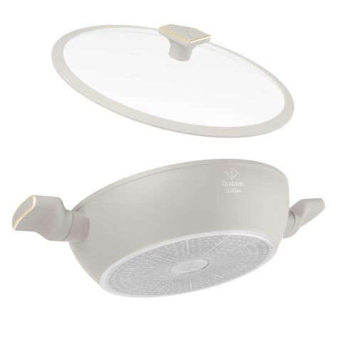 Imatge del producte de l'olla baixa amb tapa de 28 cm. Part de la sèrie MATTE CREAM-GOLD. Característiques: • Material: alumini forjat amb recobriment antiadherent TitanPro • Olla baixa amb tapa de Ø28*7,5 cm 3,8 L • Color: mat crema-daurat. (Vista d'estudi). Producte oficial de Berlinger, impulsat per Promintra sl.