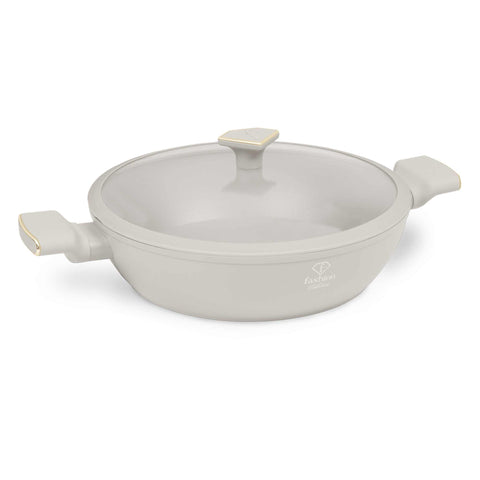 Imatge del producte de l'olla baixa amb tapa de 30 cm. Part de la sèrie MATTE CREAM-GOLD. Característiques: • Material: alumini forjat amb recobriment antiadherent TitanPro • Olla baixa amb tapa de Ø30*8 cm 4,5L • Color: mat crema-daurat. (Vista d'estudi). Producte oficial de Berlinger, impulsat per Promintra sl.