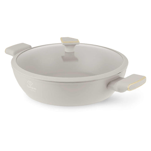 Imatge del producte de l'olla baixa amb tapa de 30 cm. Part de la sèrie MATTE CREAM-GOLD. Característiques: • Material: alumini forjat amb recobriment antiadherent TitanPro • Olla baixa amb tapa de Ø30*8 cm 4,5L • Color: mat crema-daurat. (Vista d'estudi). Producte oficial de Berlinger, impulsat per Promintra sl.