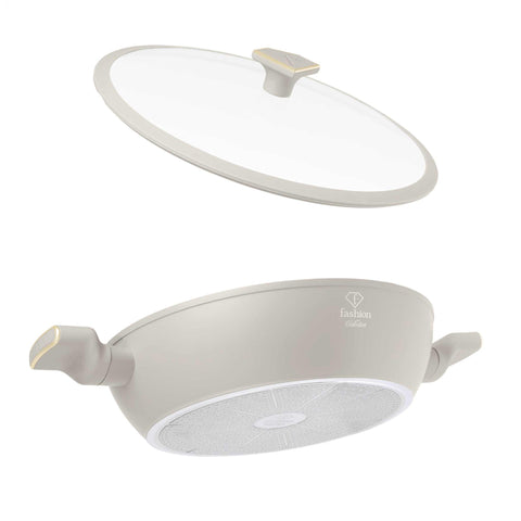 Imatge del producte de l'olla baixa amb tapa de 30 cm. Part de la sèrie MATTE CREAM-GOLD. Característiques: • Material: alumini forjat amb recobriment antiadherent TitanPro • Olla baixa amb tapa de Ø30*8 cm 4,5L • Color: mat crema-daurat. (Vista d'estudi). Producte oficial de Berlinger, impulsat per Promintra sl.