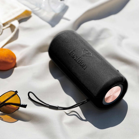Product image of Bluetooth speaker medium size. Part of the MATTE BLACK- ROSE GOLD . Features: • Size: 8,5*8,9*21 cm • Bluetooth version 5.2 • Accessories: • Type C charging cable • Travel bag • Color: black- rose gold. (Studio view). Official Berlinger Haus product, boosted by Promintra sl.