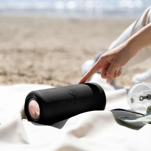 Product image of Bluetooth speaker medium size. Part of the MATTE BLACK- ROSE GOLD . Features: • Size: 8,5*8,9*21 cm • Bluetooth version 5.2 • Accessories: • Type C charging cable • Travel bag • Color: black- rose gold. (Studio view). Official Berlinger Haus product, boosted by Promintra sl.