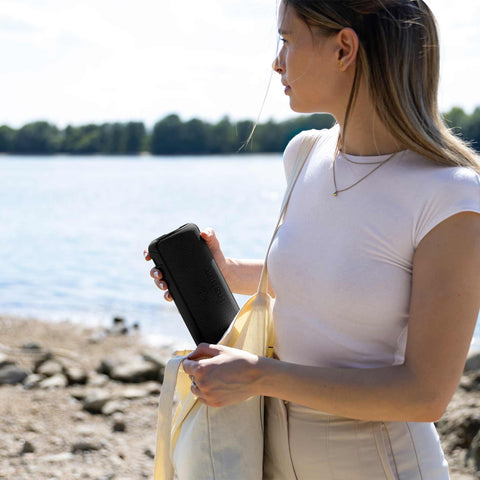 Product image of Bluetooth speaker medium size. Part of the MATTE BLACK- ROSE GOLD . Features: • Size: 8,5*8,9*21 cm • Bluetooth version 5.2 • Accessories: • Type C charging cable • Travel bag • Color: black- rose gold. (Studio view). Official Berlinger Haus product, boosted by Promintra sl.