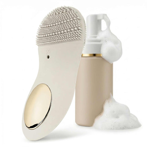 Product image of Facial cleanser. Part of the MATTE CREAM- GOLD . Features: • Size: 143*62*37 mm • 2 silicone brush surface • Accessories: • Charging cable • Travel bag • Color: cream- gold. (Studio view). Official Berlinger Haus product, boosted by Promintra sl.