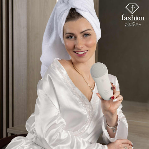 Product image of Facial cleanser. Part of the MATTE CREAM- GOLD . Features: • Size: 143*62*37 mm • 2 silicone brush surface • Accessories: • Charging cable • Travel bag • Color: cream- gold. (Studio view). Official Berlinger Haus product, boosted by Promintra sl.