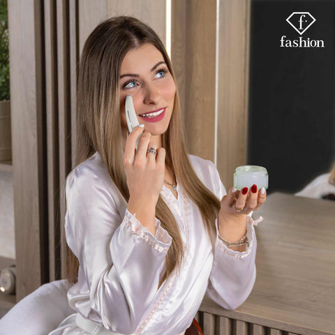Product image of Eye massager. Part of the MATTE CREAM- GOLD . Features: • Size: 13.7*2.3*2.5 cm • Heats up to 40℃ • Touch sensor (starts when the head touches the skin) • Battery: 1 pc AAA (not inc.) • Color: cream- gold. (Studio view). Official Berlinger Haus product, boosted by Promintra sl.