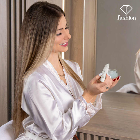 Product image of Eye massager. Part of the MATTE CREAM- GOLD . Features: • Size: 13.7*2.3*2.5 cm • Heats up to 40℃ • Touch sensor (starts when the head touches the skin) • Battery: 1 pc AAA (not inc.) • Color: cream- gold. (Studio view). Official Berlinger Haus product, boosted by Promintra sl.