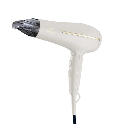 Imatge del producte d'assecador de cabells professional. Part de la sèrie MATTE CREAM-GOLD. Característiques: • 220-240V, 50-60 Hz, 1950-2300W • Motor de corrent continu • Accessoris: • Broquet • Difusor • Longitud del cable d'alimentació: 1,8 m • Color: crema-daurat. (Vista d'estudi). Producte oficial de Berlinger, impulsat per Promintra sl.