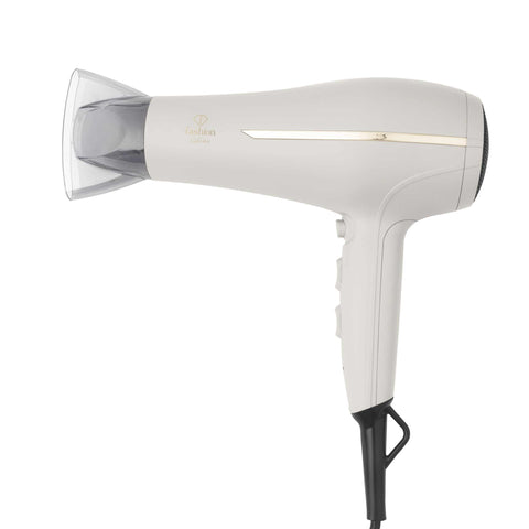 Imatge del producte d'assecador de cabells professional. Part de la sèrie MATTE CREAM-GOLD. Característiques: • 220-240V, 50-60 Hz, 1950-2300W • Motor de corrent continu • Accessoris: • Broquet • Difusor • Longitud del cable d'alimentació: 1,8 m • Color: crema-daurat. (Vista d'estudi). Producte oficial de Berlinger, impulsat per Promintra sl.