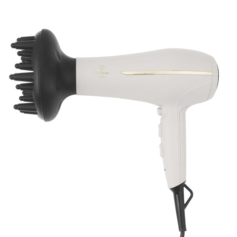 Imatge del producte d'assecador de cabells professional. Part de la sèrie MATTE CREAM-GOLD. Característiques: • 220-240V, 50-60 Hz, 1950-2300W • Motor de corrent continu • Accessoris: • Broquet • Difusor • Longitud del cable d'alimentació: 1,8 m • Color: crema-daurat. (Vista d'estudi). Producte oficial de Berlinger, impulsat per Promintra sl.