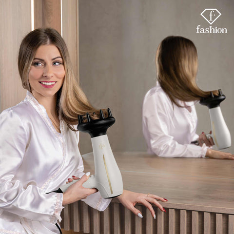 Imatge del producte d'assecador de cabells professional. Part de la sèrie MATTE CREAM-GOLD. Característiques: • 220-240V, 50-60 Hz, 1950-2300W • Motor de corrent continu • Accessoris: • Broquet • Difusor • Longitud del cable d'alimentació: 1,8 m • Color: crema-daurat. (Vista d'estudi). Producte oficial de Berlinger, impulsat per Promintra sl.