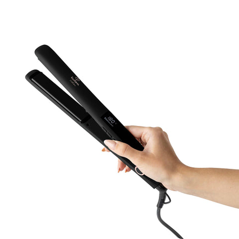 Product image of Hair straightener. Part of the MATTE BLACK- ROSE GOLD . Features: • 220-240V, 50-60 Hz, 50W • Maximum temperature: 210℃ • 25*110 mm heating plate with ceramic coating • Length of power cord: 1,8 m • Color: black- .... (Studio view). Official Berlinger Haus product, boosted by Promintra sl.