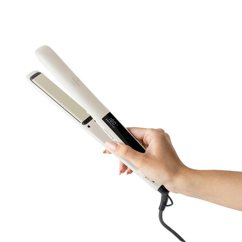 Product image of Hair straightener. Part of the MATTE CREAM- GOLD . Features: • 220-240V, 50-60 Hz, 50W • Maximum temperature: 210℃ • 25*110 mm heating plate with ceramic coating • Length of power cord: 1,8 m • Color: cream- .... (Studio view). Official Berlinger Haus product, boosted by Promintra sl.
