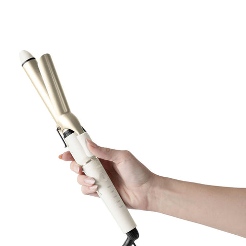 Product image of Hair curler. Part of the MATTE CREAM- GOLD . Features: • 100-240V, 50-60 Hz, 50-55W • Maximum temperature: 200℃ • 25 mm curling tong with ceramic coating • 5 pre-set temperatures: 120, 140, 160, 180, 20.... (Studio view). Official Berlinger Haus product, boosted by Promintra sl.