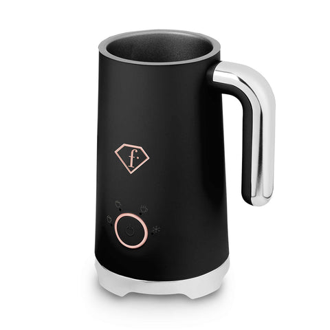 Imatge del producte de l'escumador de llet. Part de la sèrie MATTE BLACK- ROSE GOLD. Característiques: • Material: acer inoxidable, plàstic • Capacitat per escalfar: 300 ml • Capacitat per fer escuma: 160 ml • Voltatge: 220-240V, 50/60Hz • Potència: 400W • 2 p.... (Vista d'estudi). Producte oficial de Berlinger, impulsat per Promintra sl.