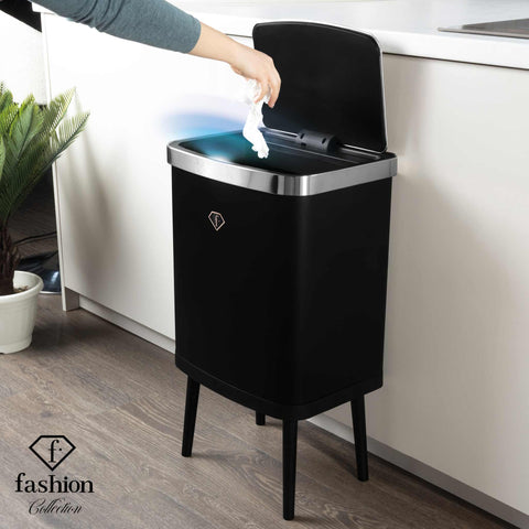 Product image of Sensor bin 30L. Part of the MATTE BLACK- ROSE GOLD . Features: • Material: steel • Size: 40*30*67,5 cm, 30L • Power: 4 pcs AA battery (not included) • Color: black- rose gold. (Studio view). Official Berlinger Haus product, boosted by Promintra sl.