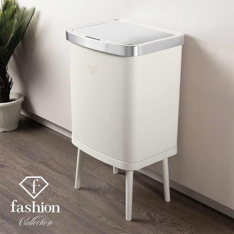 Imatge del producte de la paperera Sensor 30L. Part de la sèrie MATTE CREAM-GOLD. Característiques: • Material: acer • Mida: 40*30*67,5 cm, 30L • Alimentació: 4 piles AA (sense piles incloses) • Color: crema-daurat. (Vista d'estudi). Producte oficial de Berlinger, impulsat per Promintra sl.