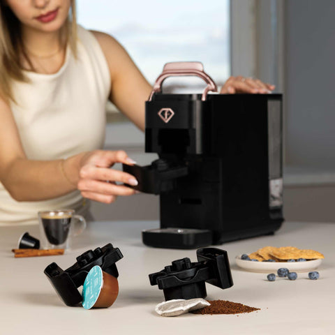 Product image of Capsule coffee maker 4in1. Part of the MATTE BLACK- ROSE GOLD . Features: • Voltage: 220-240V, 50/60Hz • Power: 1545W • 1,5L water tank • Detachable tray design • Accessories: • Nespresso small capsules holder • Dolce Gus.... (Conceptual view). Official Berlinger Haus product, boosted by Promintra sl.