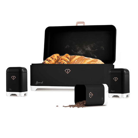 Imatge del producte de la caixa de pa amb joc de 3 recipients. Part del conjunt MATTE BLACK- ROSE GOLD. Característiques: • Material: ferro amb recobriment en pols mat • Inclou: • Caixa de pa 42,5*22,5*18,5 cm • Sucrera Ø11,5*18,5 cm • Te Ø11,5*18,5 cm • Co... (Vista d'estudi). Producte oficial de Berlinger, impulsat per Promintra sl.
