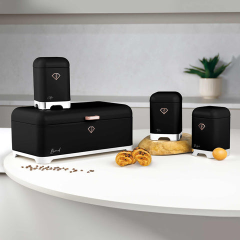 Imatge del producte de la caixa de pa amb joc de 3 recipients. Part del conjunt MATTE BLACK- ROSE GOLD. Característiques: • Material: ferro amb recobriment en pols mat • Inclou: • Caixa de pa 42,5*22,5*18,5 cm • Sucrera Ø11,5*18,5 cm • Te Ø11,5*18,5 cm • Co... (Vista d'estudi). Producte oficial de Berlinger, impulsat per Promintra sl.