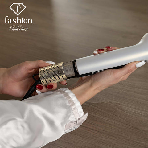 Imatge del producte de la planxa de cabells amb controlador 2 en 1 i motor BLDC (motor 5 vegades més potent). Característiques: • 220-240V, 50/60 Hz, 1000W • Motor BLDC (motor 5 vegades més potent) • Temperatura màxima: 230℃ • Calefacció de plata de 18*100 mm amb recobriment ceràmic • Accessori... (Vista d'estudi). Producte oficial de Berlinger, impulsat per Promintra sl.