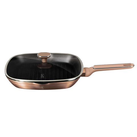 Imagem do produto: Grelha com tampa de 28 cm. Parte da Coleção Kikoza Milano. Características: • Material: alumínio forjado com revestimento antiaderente titanPro • Grelha com tampa Ø28*4,1 cm, 2,1 L • Cor: ouro rosa. (Imagem ilustrativa). Produto oficial Berlinger Haus, com o apoio da Promintra sl.