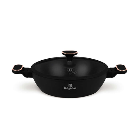 Imagem do produto: Panela rasa com tampa de 28 cm. Parte da Coleção Black Rose. Características: • Material: alumínio forjado com revestimento antiaderente TitanPro • Panela rasa com tampa Ø28*7,5 cm 3,8 L • Cor: preto fosco com detalhes em ouro rosa. DESIGN REGISTRADO.... (Vista de estúdio). Produto oficial Berlinger Haus, com o apoio da Promintra sl.
