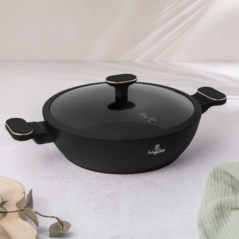 Imagem do produto: Panela rasa com tampa de 28 cm. Parte da Coleção Black Rose. Características: • Material: alumínio forjado com revestimento antiaderente TitanPro • Panela rasa com tampa Ø28*7,5 cm 3,8 L • Cor: preto fosco com detalhes em ouro rosa. DESIGN REGISTRADO.... (Vista de estúdio). Produto oficial Berlinger Haus, com o apoio da Promintra sl.
