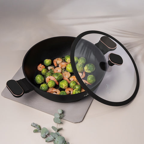 Imagem do produto: Panela rasa com tampa de 28 cm. Parte da Coleção Black Rose. Características: • Material: alumínio forjado com revestimento antiaderente TitanPro • Panela rasa com tampa Ø28*7,5 cm 3,8 L • Cor: preto fosco com detalhes em ouro rosa. DESIGN REGISTRADO.... (Vista de estúdio). Produto oficial Berlinger Haus, com o apoio da Promintra sl.